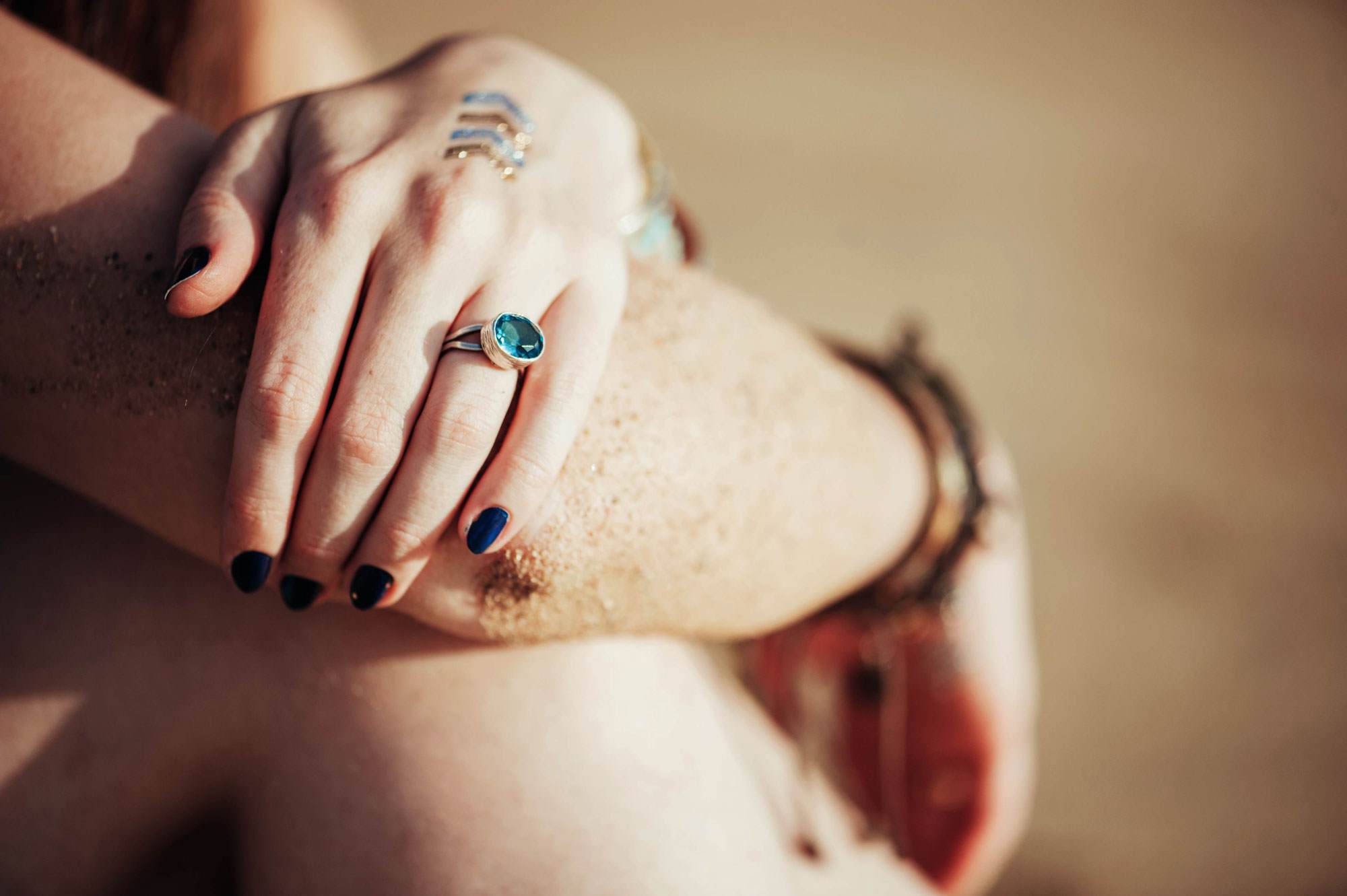 太陽の光を浴びる手