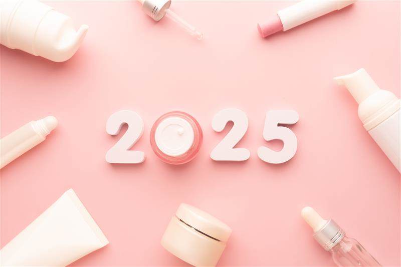 beauty trends 2025 in numerals with beauty products surrounding on a pink background