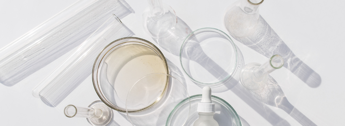 Miscellaneous chemistry equipment such as petri dishes, glass beakers and test tubes; arranged on a white background.