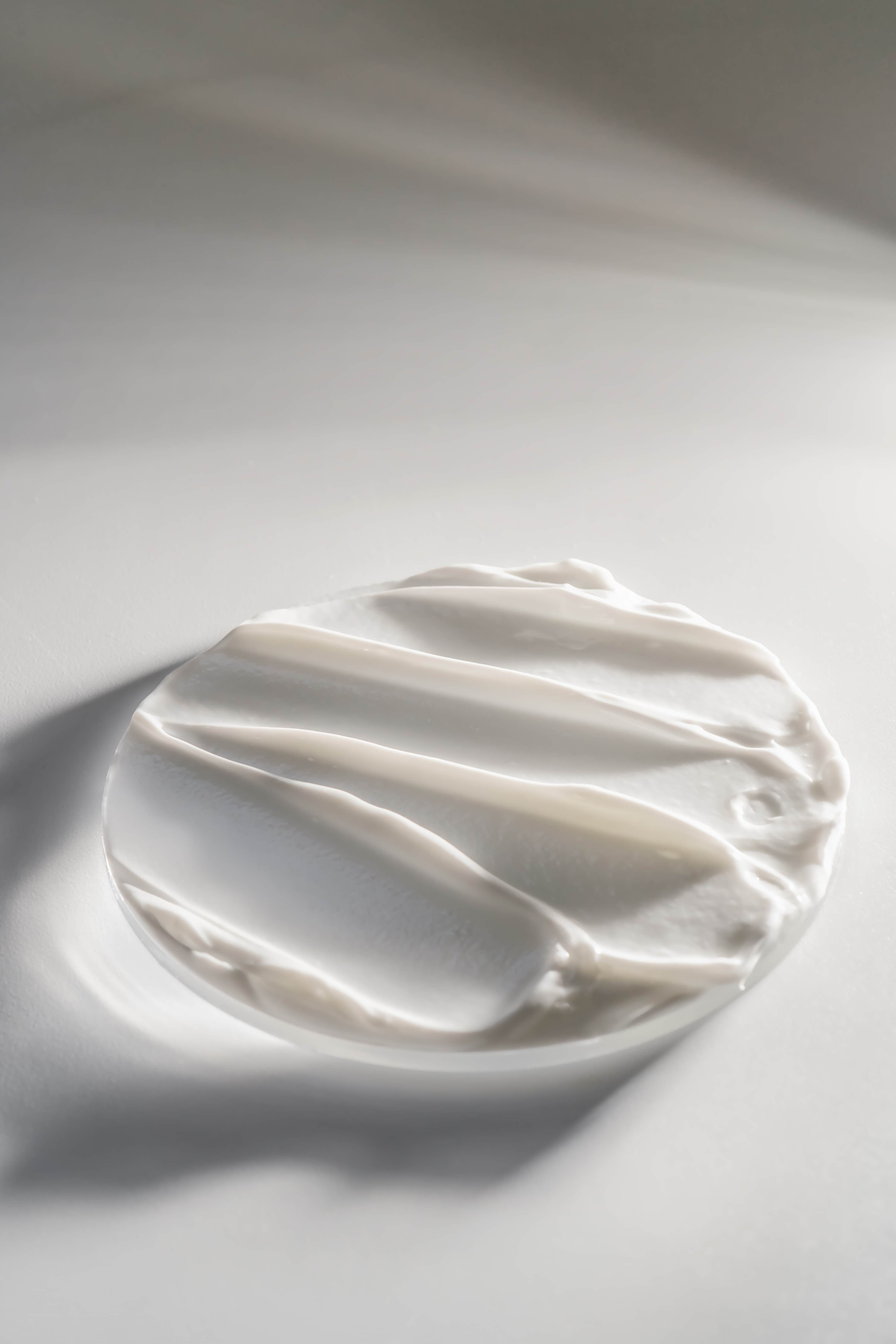 皿に塗られたクリームに、太陽の光が差している