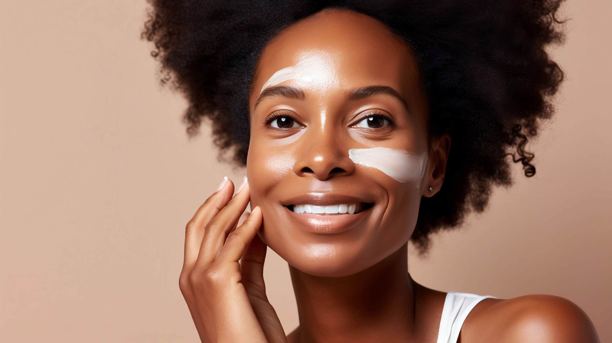 スキンケアをする幸せな女性