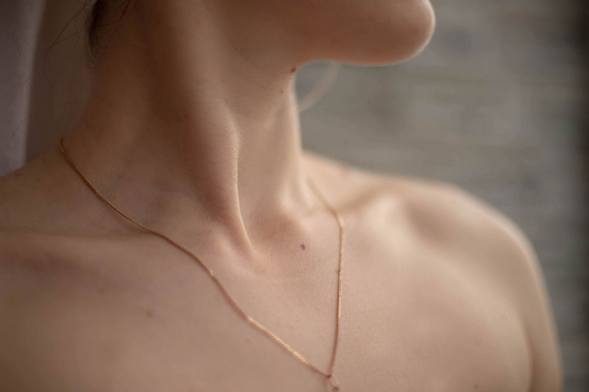 Décolleté of a white woman whose age is unknown. You can only see her décolleté and not any of her face.