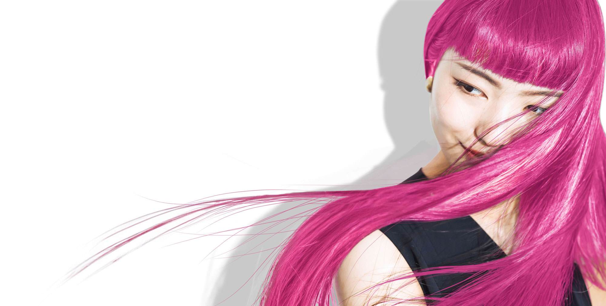 20代の東アジア系の女性で、長くまっすぐな明るいピンクの髪をしている。