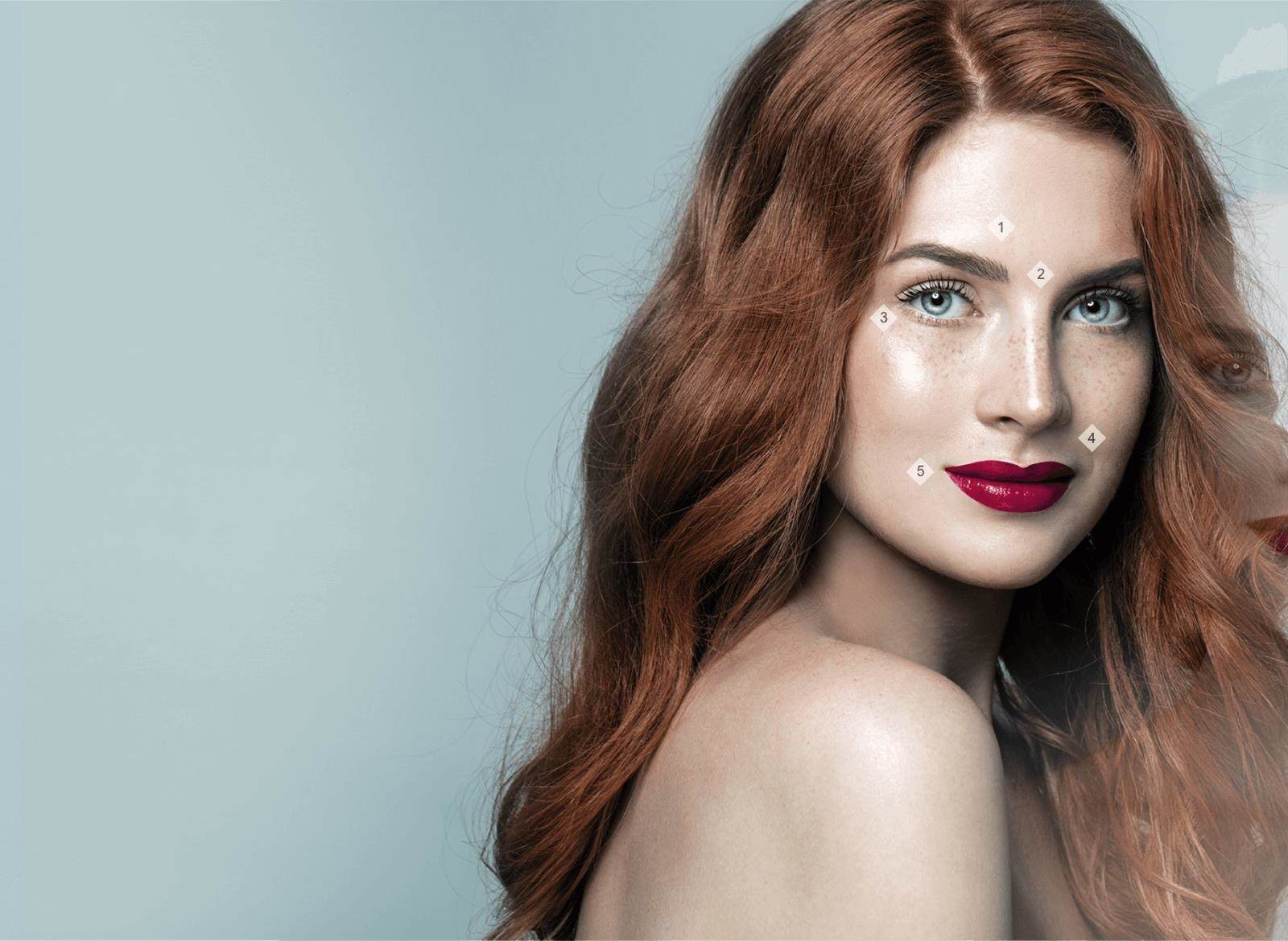 美しい女性の顔に5つのターゲットとなるしわ部位を示す画像：1. 額のしわ2. 眉間のしわ3. 目尻のしわ（カラスの足跡）4. 鼻唇溝（ほうれい線）5. マリオネットライン（口元のしわ）