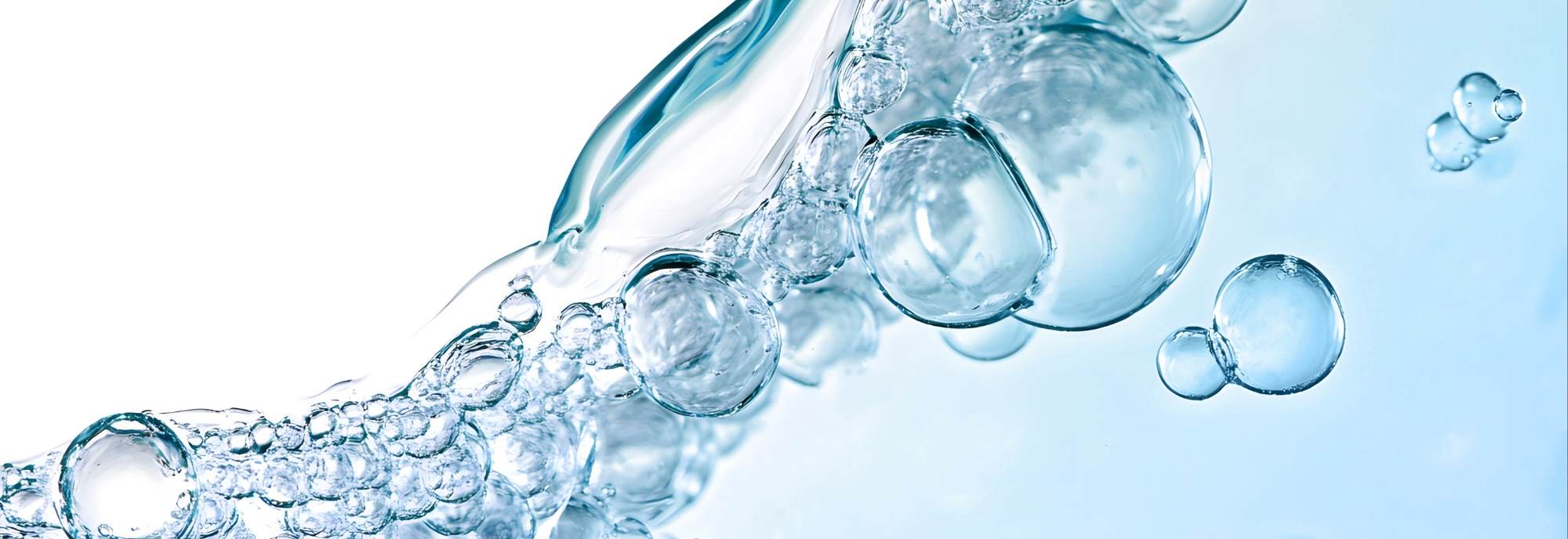 Blue wave of water with floating bubbles, echoing skin layers. Representation of the vectorised Ceramide NP form for rinse-off body and face formulas, where the bubbles evoke micellar cleansing technology and the blue colour suggests hydration, water dispersibility and a biotechnology inspired approach. 