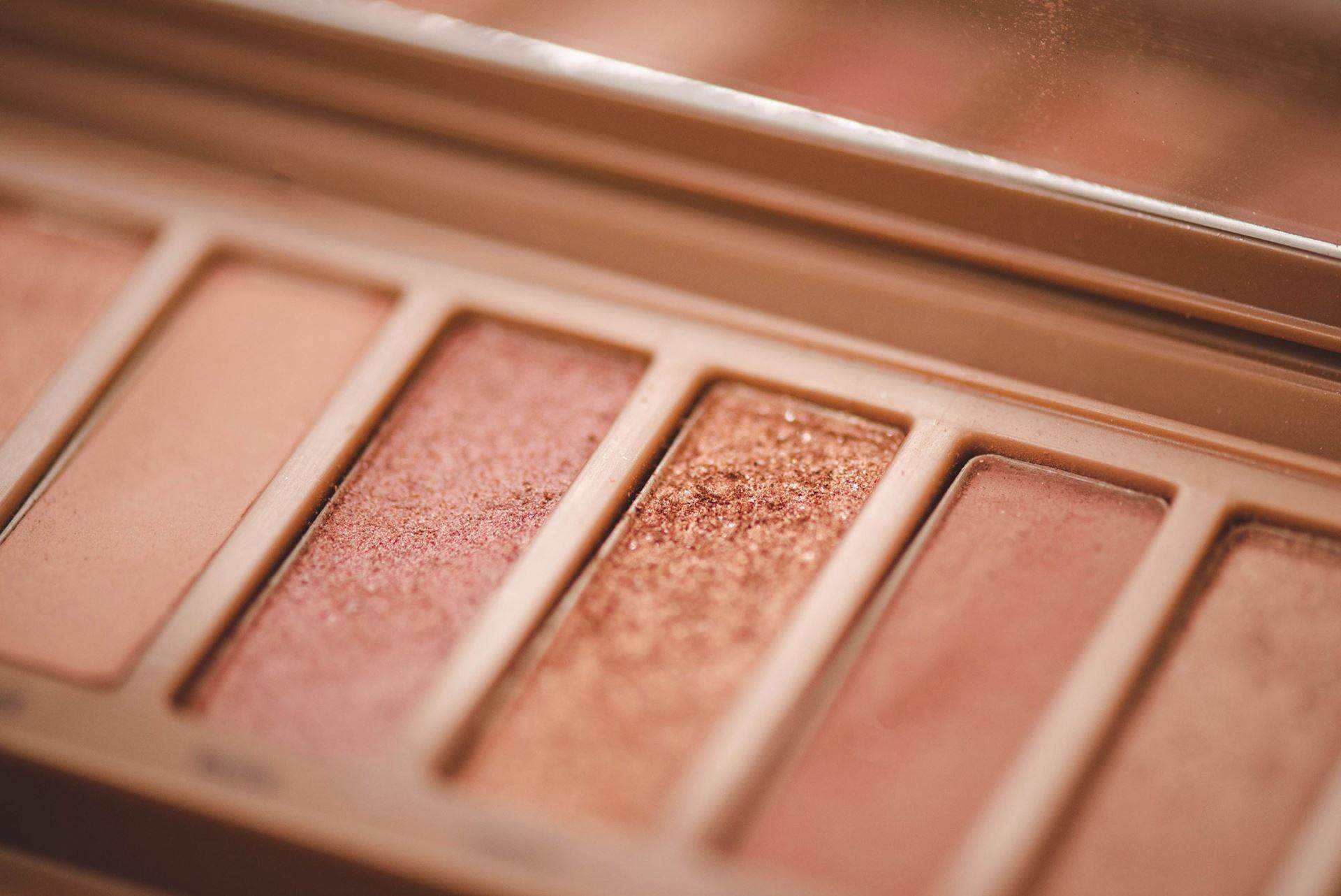 peach fuzz pantone color of the year eye shadow palette