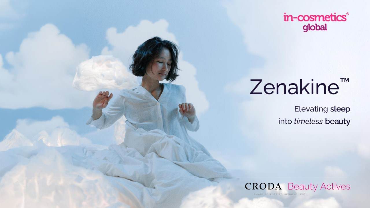 白いパジャマ姿の若い東アジア人女性が雲の上に浮かんでいる。コピー文は「ゼナカイン、時代を超えた美しさで眠りを高める」