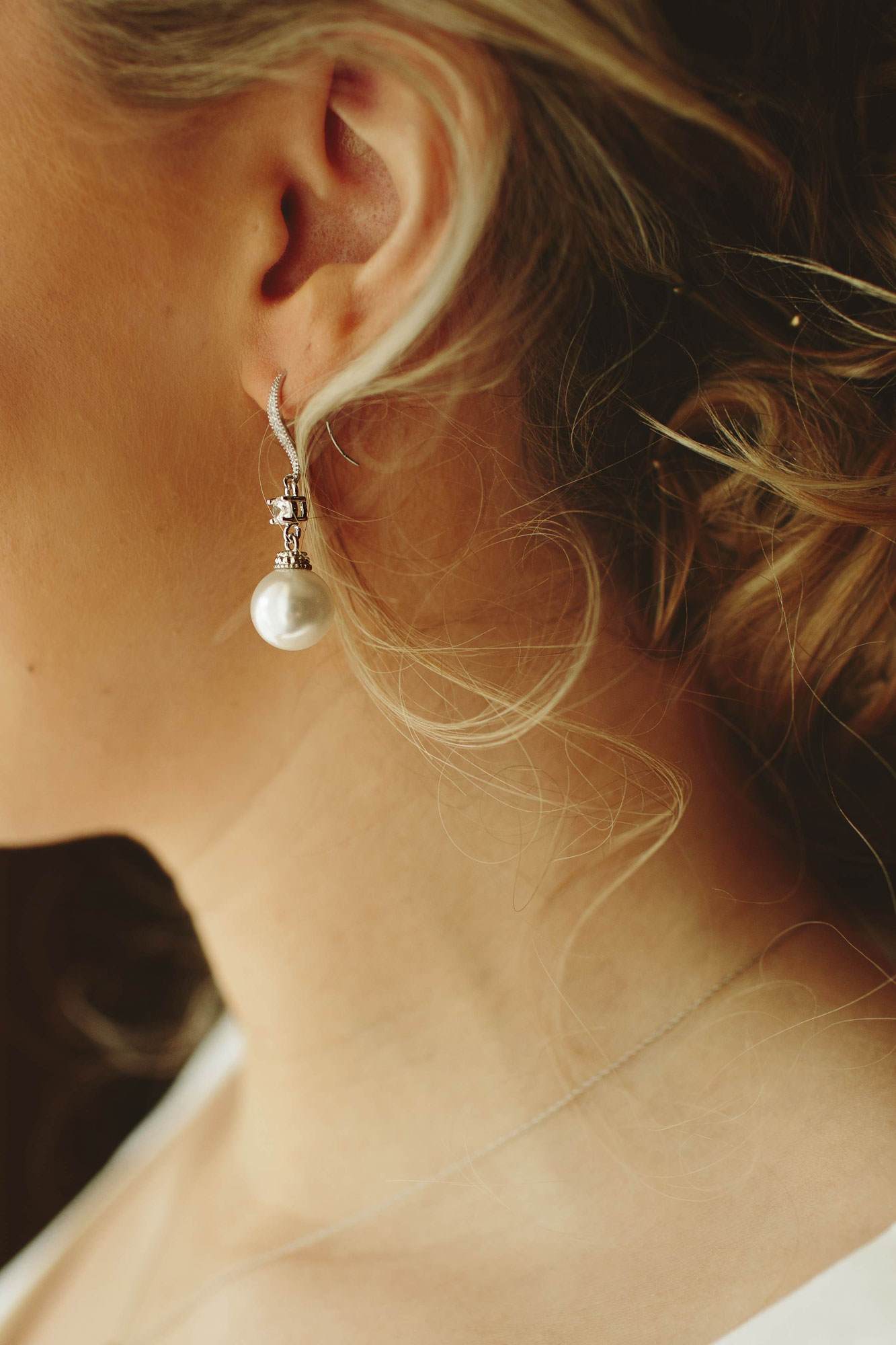 women wearing pearl earings